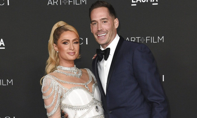 Πάρις Χίλτον: Φόρεσε περούκα, άλλαξε όνομα και... υποδέχθηκε τον γιο της