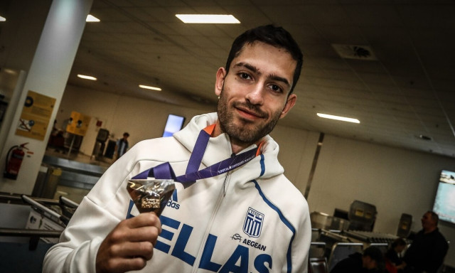 Μίλτος Τεντόγλου: Το «πιπεράτο» αποκριάτικο τραγούδι για το ρεκόρ