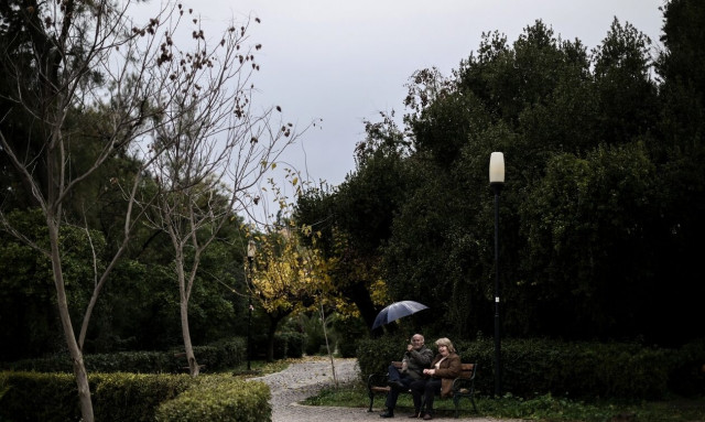 Καιρός: Πέφτει η θερμοκρασία - Σποραδικές βροχές σε περιοχές της χώρας