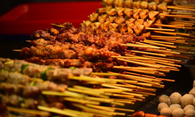 Έσπασαν όλα τα ρεκόρ την Τσικνοπέμπτη καταναλώνοντας 1.000.000 σουβλάκια