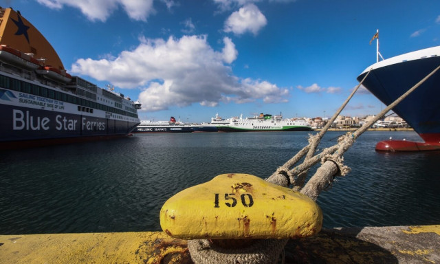 Κύθηρα: Δεν έδεσε στο λιμάνι λόγω καιρού το Aqua Jewel