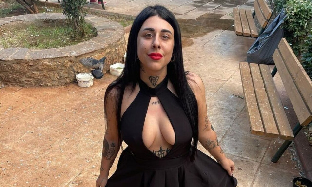 Σούπερ Κική: Η φωτογραφία που δημοσίευσε μέσα από το περιπολικό - Παραμένει στα κρατητήρια