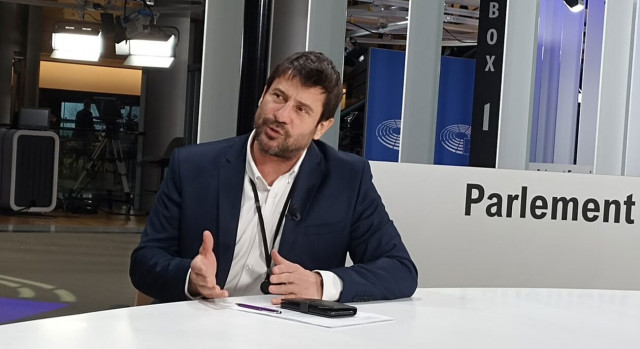 Αλέξης Γεωργούλης στο Newsbomb.gr: Η κυβέρνηση υποβαθμίζει και φέρεται ατιμωτικά στους καλλιτέχνες