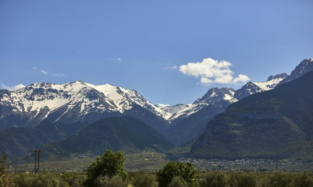 Καιρός: Με ήλιο και λίγα σύννεφα η Δευτέρα – Θα «αγγίξει» τους 20 βαθμούς η θερμοκρασία