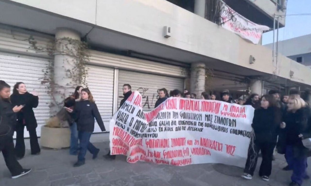 ΑΠΘ: Φοιτητές έχουν αποκλείσει την Πρυτανεία - Διαμαρτύρονται για τις ηλεκτρονικές εκλογές