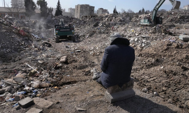 Σεισμός στην Τουρκία: Άνδρας έχει κατασκηνώσει στα ερείπια, δίπλα στη θαμμένη του οικογένεια