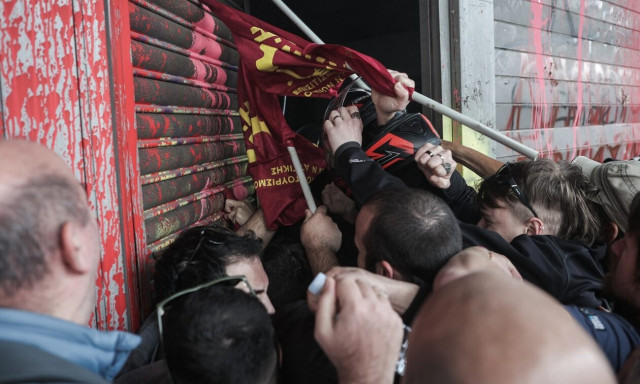 Επεισόδια στο κέντρο της Αθήνας - Χημικά και προσαγωγές έξω από το υπουργείο Εργασίας