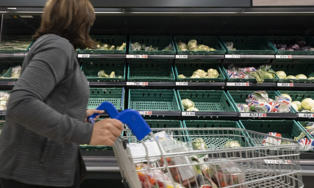 Οργή στους καταναλωτές στη Βρετανία: Με «δελτίο» η αγορά λαχανικών και σε τέταρτο super market