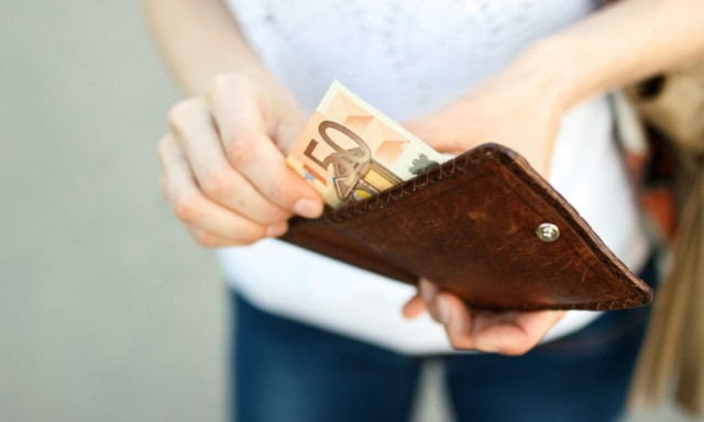 Greek households pessimistic over their finances in 2023, survey says