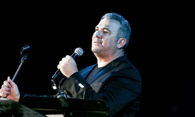 Αντώνης Ρέμος: Τρόλαρε τον χορό του Μπισμπίκη - «Να ρίξω κι εγώ μια ζεϊμπεκιά, της μόδας είναι»