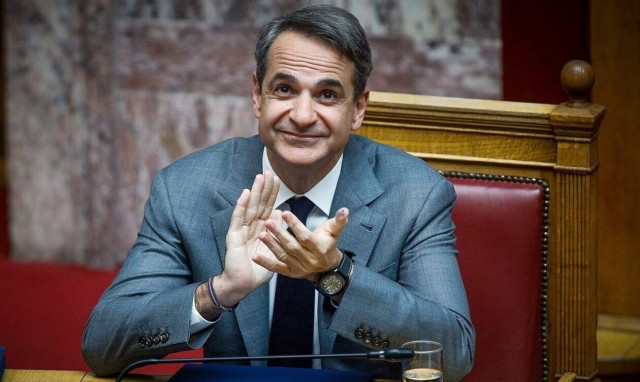 PM Mitsotakis presents recognitions to NHS staff for efforts during pandemic