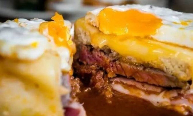 Francesinha: To αγαπημένο σάντουιτς της Πορτογαλίας είναι μια «βόμβα» 1300 θερμίδων