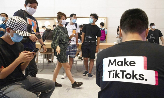 H Eυρωπαϊκή Επιτροπή απαγορεύει το Tik Tok