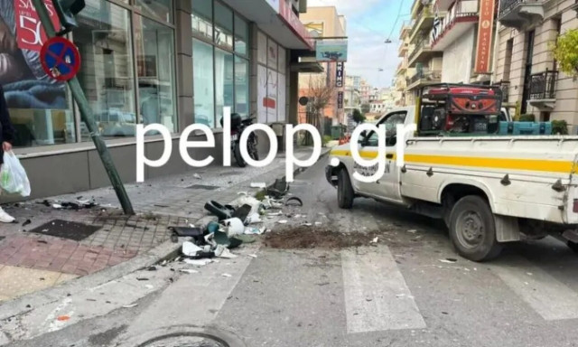 Πάτρα: Τρελή πορεία αυτοκίνητου - Παρέσυρε δίκυκλο και ξήλωσε φανάρι