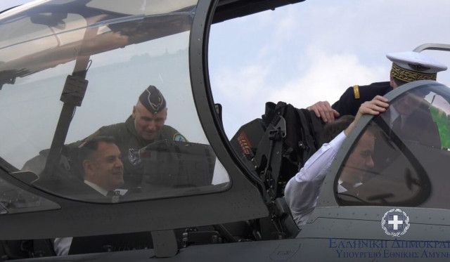 O Νίκος Παναγιωτόπουλος και ο Γάλλος ΥΠΑΜ συγκυβερνήτες σε... μαχητικά Rafale