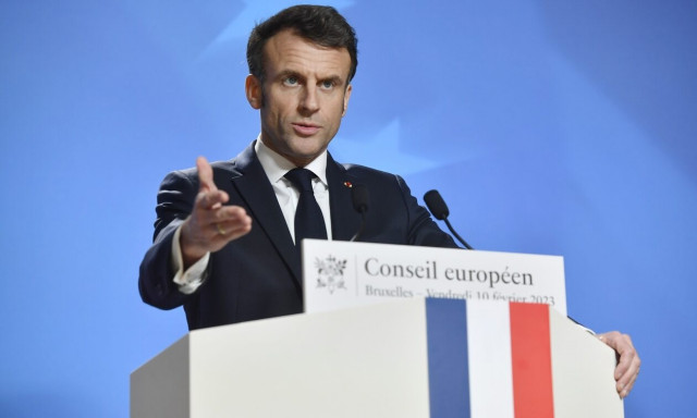 Οργή κατά Μακρόν στη Γαλλία: Παρασημοφόρησε στα «κρυφά» τον Τζεφ Μπέζος