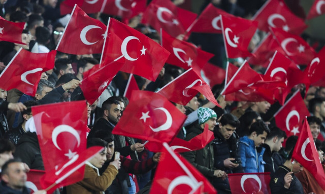 Τουρκία: Βουλευτής του AKP σχεδίασε σε κόλλα Α4 το σχέδιο ανοικοδόμησης σεισμόπληκτης περιοχής