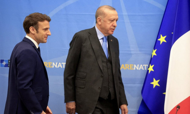 Μακρόν σε Ερντογάν: Να αυξηθεί η πίεση απομόνωσης προς στη Ρωσία
