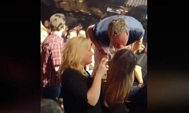 Γιώργος Μαζωνάκης: Έδωσε καυτό φιλί στην Χριστίνα Κολέτσα