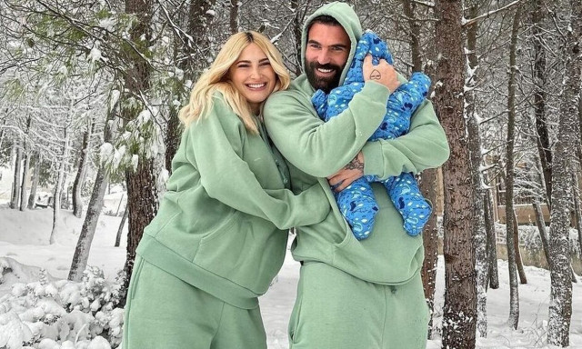 Ιωάννα Τούνη: Η οικογενειακή φωτογραφία με τον γιο τους από τη βραδινή τους έξοδο