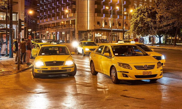 Πόσα ταξί κυκλοφορούν στην Αττική; Τι μάρκα επιλέγουν οι ιδιοκτήτες τους; Πόσα είναι τα ηλεκτρικά;