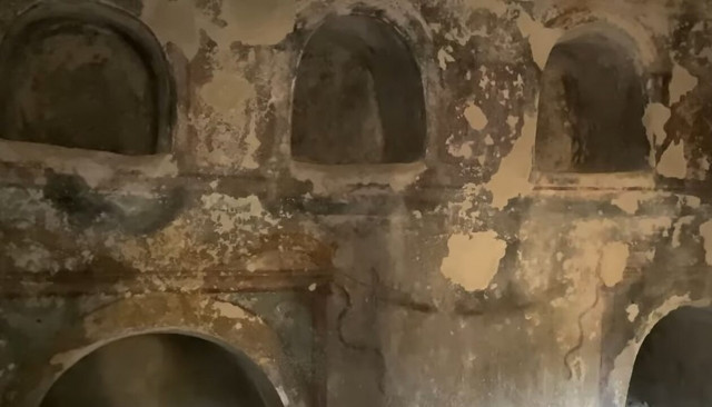 Η γαλάζια πολιτεία των νεκρών: Οι εκπληκτικές Κατακόμβες της Κορινθίας