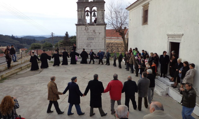Κέρκυρα: Αναβιώνει το έθιμο ο «Χορός των Γερόντων» (pic)