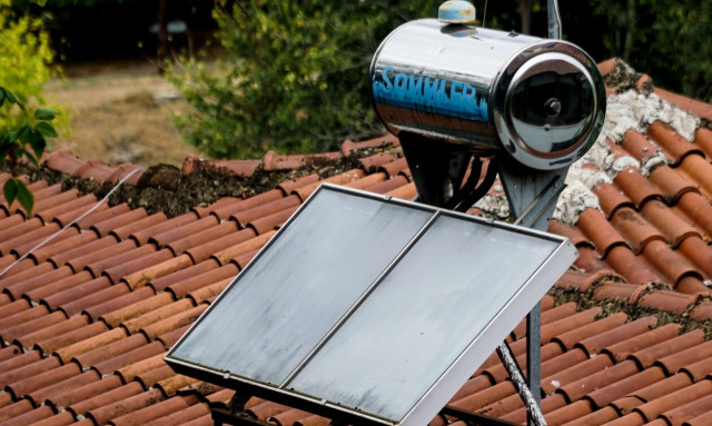 Επιδότηση για ηλιακούς θερμοσίφωνες: Voucher έως 1.000 ευρώ για τους δικαιούχους