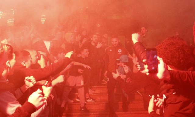 Ολυμπιακός – Παναθηναϊκός: Ο κόσμος αποθέωσε τους «πράσινους», πήρε «φωτιά» το ξενοδοχείο!