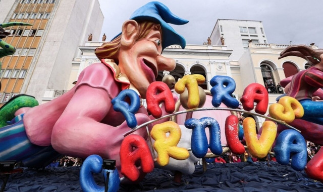 Όλη η χώρα... μια παρέλαση αρμάτων: Καρναβαλικές εκδηλώσεις από την Πάτρα μέχρι την Ξάνθη