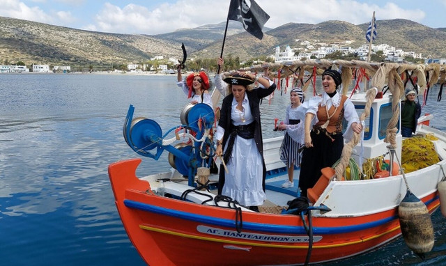 Κυκλάδες: Ατέλειωτο κέφι, ζωντάνια και χορός στο Αμοργιανό Καρναβάλι