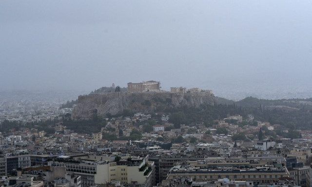 Καιρός: «Πνίγεται» στην αφρικανική σκόνη η Αττική - Πού θα βρέξει