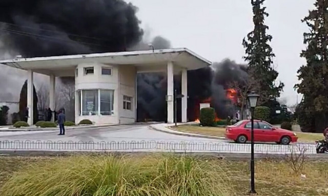 Συναγερμός στην Θεσσαλονίκη: Πυρκαγιά σε λεωφορείο των ΚΤΕΛ – Σώοι οι επιβάτες (vid)