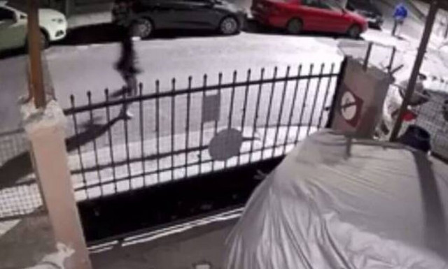 Πατήσια: Βίντεο - ντοκουμέντο από την επίθεση με μαχαίρι του 15χρονου σε 16χρονο για να τον ληστέψει