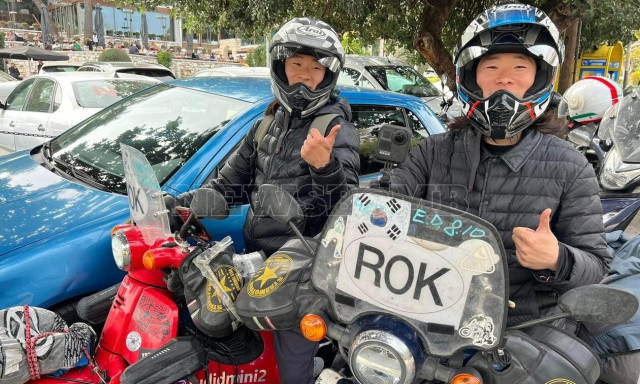 Ρεπορτάζ Newsbomb.gr: Δύο Κορεάτες γυρνάνε τον κόσμο με... παπάκια - Τους πετύχαμε στην Αθήνα
