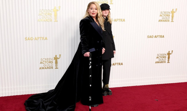 Συγκλονίζει η Κριστίνα Άπλγκεϊτ: «Είναι μάλλον η τελευταία μου απονομή» - Με μπαστούνι σε βραβεία