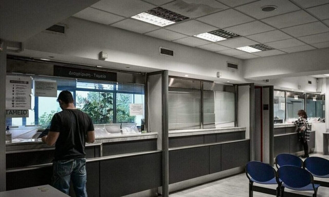 Πάνω από 320 εκατ. ευρώ βρίσκονται στα συρτάρια των Εφοριών- Οι δικαιούχοι δεν πάνε να τα εισπράξουν