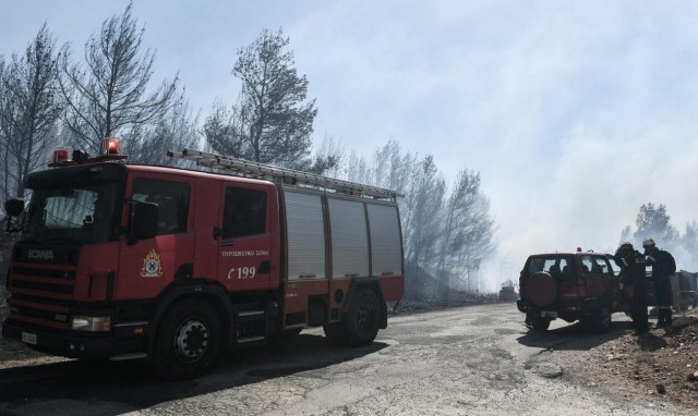 Συναγερμός στην Αρτέμιδα: Μεγάλη φωτιά έξω από το χωριό