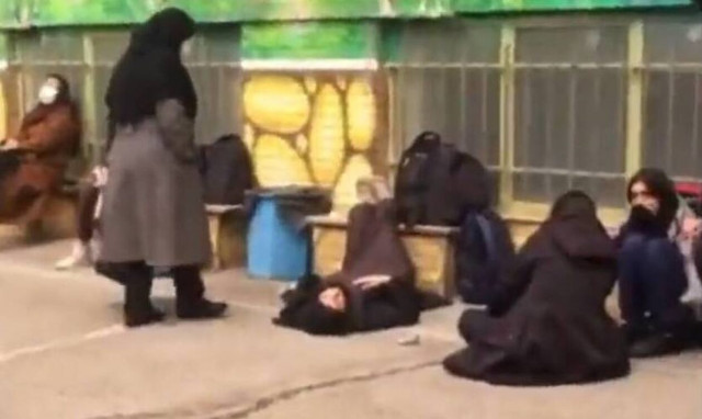 Ιράν: Αδιανόητες καταγγελίες - Δηλητηριάζουν μαθήτριες για να μην ξαναπάνε σχολείο