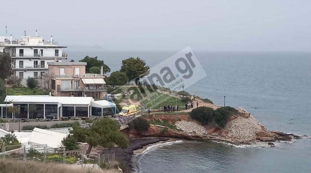 Μάτι: Η Πυροσβεστική ανέσυρε νεκρή γυναίκα από βραχώδες σημείο