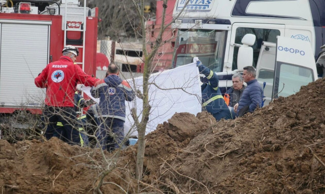 Σύγκρουση τρένων στα Τέμπη: Πατέρας αγνοούμενου ψάχνει το παιδί του στα συντρίμμια