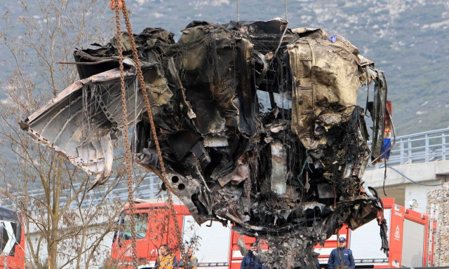 Σύγκρουση τρένων στα Τέμπη: Τεράστια κομμάτια «άμορφης μάζας» απομακρύνονται με γερανούς