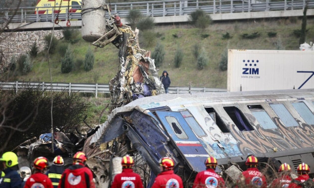 Τέμπη: «Bρήκαμε ένα παράθυρο με σπασμένα τζάμια και βγήκαμε από εκεί», λέει επιβάτης του τρένου