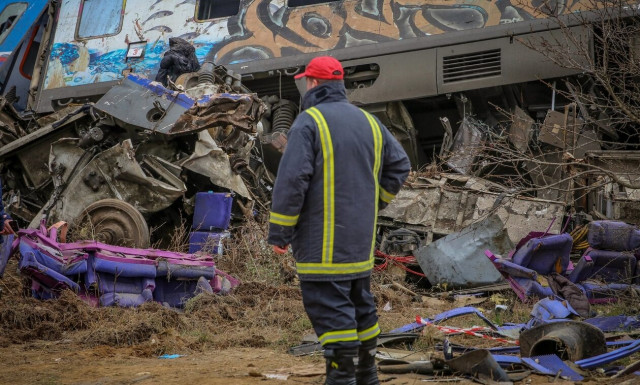 Σύγκρουση τρένων στα Τέμπη: Θρήνος στα νοσοκομεία της Λάρισας - Σπαρακτικές στιγμές με συγγενείς