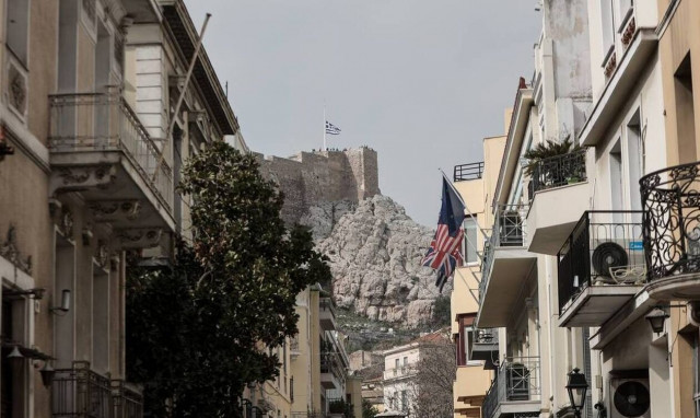 Σύγκρουση τρένων στα Τέμπη: Μεσίστιες οι σημαίες σε όλα τα δημόσια κτίρια - Δείτε φωτογραφίες