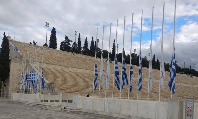 Σύγκρουση τρένων στα Τέμπη: Μεσίστια κυματίζουν οι σημαίες στο Παναθηναϊκό Στάδιο