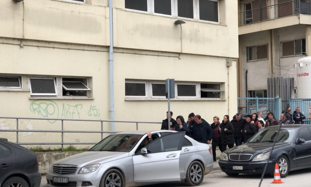 Τέμπη: Σκηνές αρχαίας τραγωδίας στο ΓΝΛ Λάρισας – Ο θρήνος της μάνας για την κόρη της