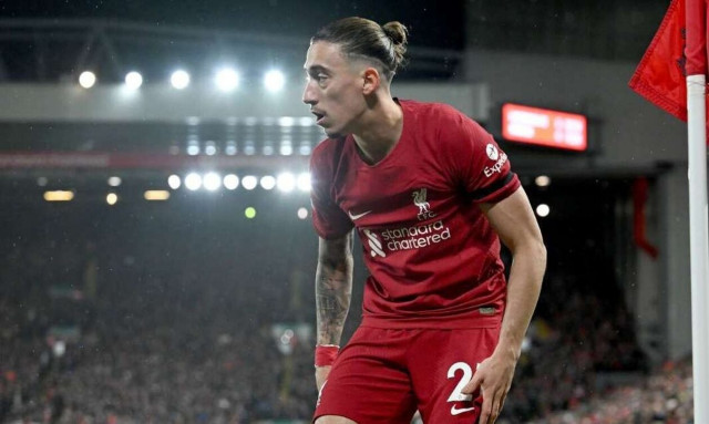 Σύγκρουση τρένων στα Τέμπη: Ο Κώστας Τσιμίκας παίζει με μαύρο περιβραχιόνιο στο Λίβερπουλ – Γουλβς