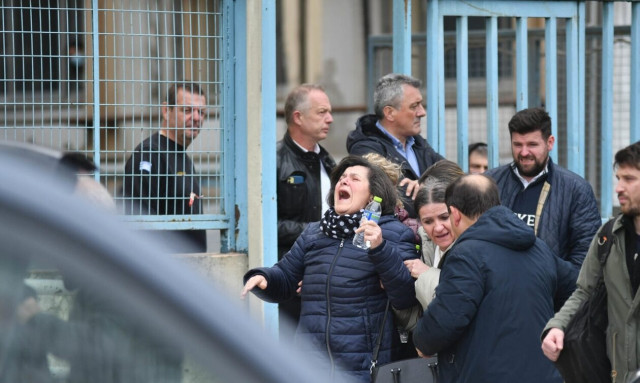 Σύγκρουση τρένων στα Τέμπη: Ατελείωτος θρήνος έξω από το Γενικό Νοσοκομείο Λάρισας