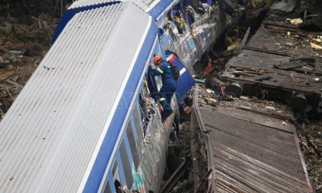 Σύγκρουση τρένων στα Τέμπη: «Δείχνουν» τον σταθμάρχη ως υπεύθυνο οι προϊστάμενοι του ΟΣΕ Λάρισας